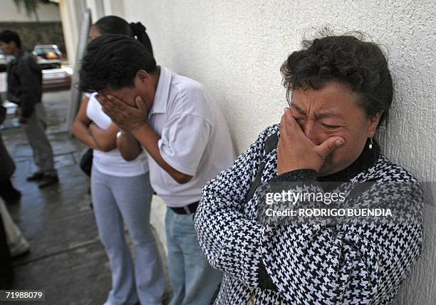 Familiares de victimas de un accidente carretero, lloran fuera de la morgue de Quito, el 25 de setiembre de 2006. Al menos 47 personas murieron,...