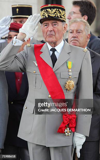 Le general Georges Guillot, assiste, le 25 septembre 2006 sous l'Arc de Triomphe a Paris, a une ceremonie de ravivage de la flamme presidee par le...