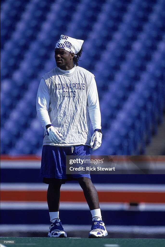 Edgerrin James Ab Routine Edgerrin James of the Indianapolis Colts looks on during the warm up ...