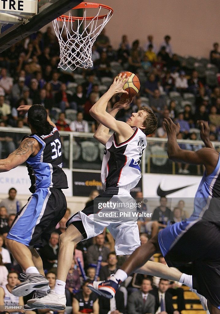 NBL Rd 2 - Breakers v Dragons