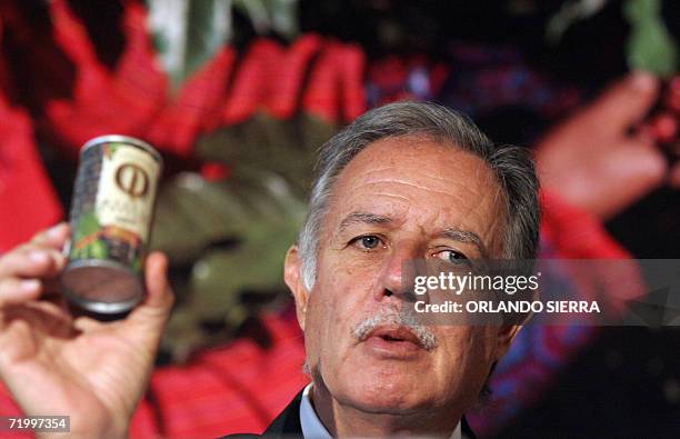 El presidente de Guatemala, Oscar Berger, muestra a la prensa la nueva bebida a base de cafe lanzada al mercado al inaugurarse el XVII Congreso...