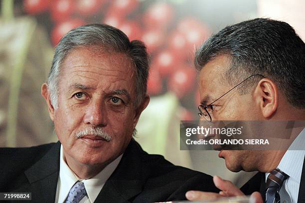 El presidente de Guatemala, Oscar Berger , dialoga con el presidente de la Asociacion Nacional del Cafe , Jose Angel Lopez, al inaugurar el XVII...