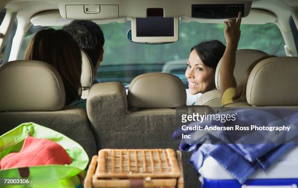 family in car with cooler and picnic basket - family inside car - fotografias e filmes do acervo