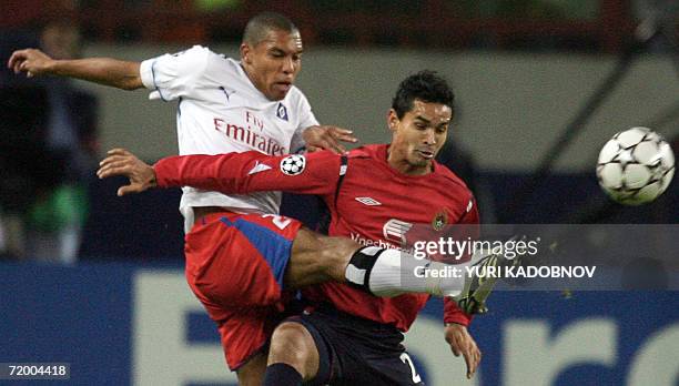 Moscow, RUSSIAN FEDERATION: Dudu of Russian CSKA vies with Nigel De Jong of German Hambourg during their UEFA Champions League group G football match...