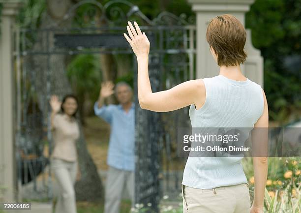 woman waving to neighbors - sventolare la mano foto e immagini stock