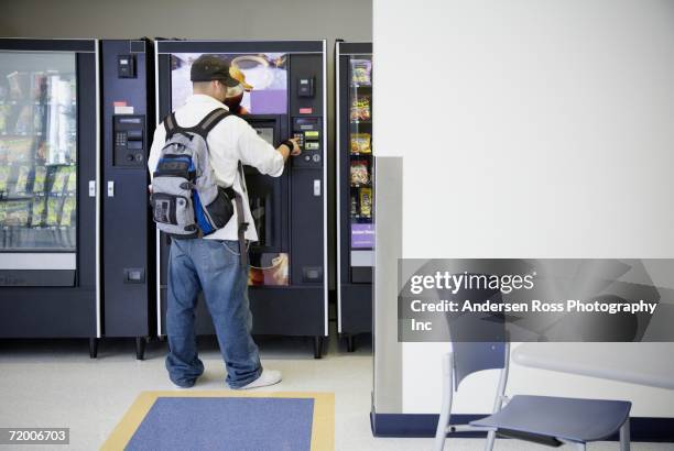 male student using vending machine - verkoopautomaat stockfoto's en -beelden