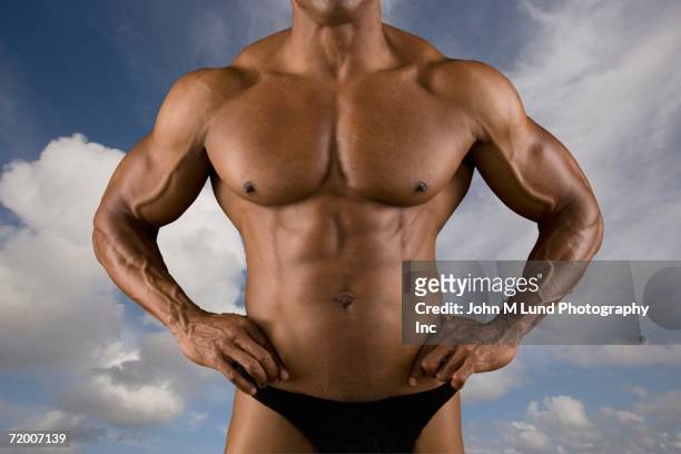 close up of male body builder - black male bodybuilders foto e immagini stock