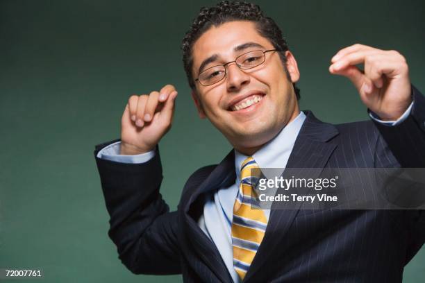 hispanic businessman smiling and snapping fingers - met de vingers knippen stockfoto's en -beelden
