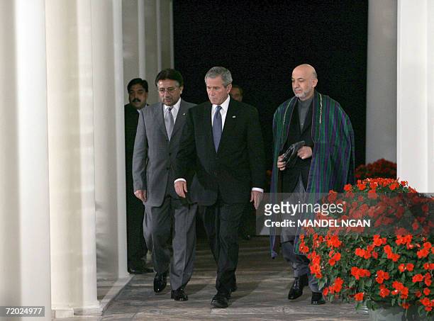 Washington, UNITED STATES: US President George W. Bush walks with Afghan President Hamid Karzai and Pakistan President Pervez Musharraf to the Rose...