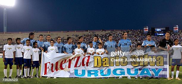 El seleccionado de Uruguay muestra un cartel alusivo a Dario Silva, jugador de larga trayectoria en la seleccion de su pais, antes de un partido...