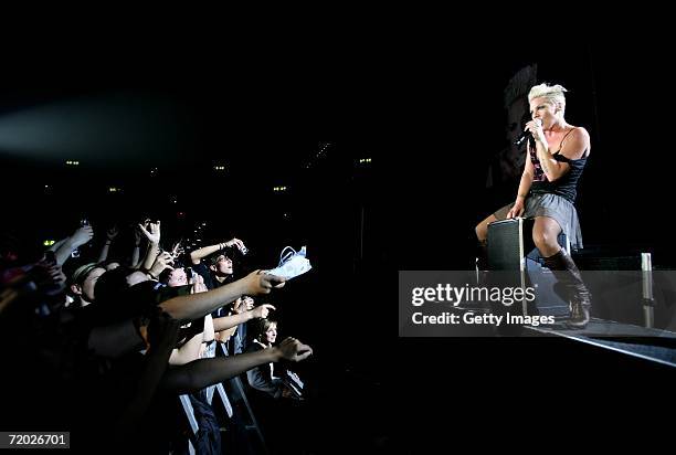 Pink 2005 Pink In Concert Photos and Premium High Res Pictures - Getty Images