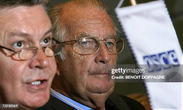 Belgian Foreign Minister Karel De Gucht and King Albert II are 28 September 2006 during a visit at the Organization for Security and Co-operation in...