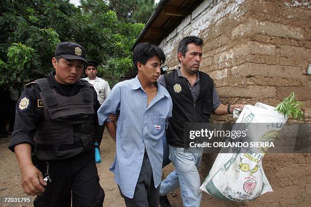 Oscar Efrain Bravo, presunto distribuidor de marihuana, es arrestado por agentes de la Policia Nacional Civil , en la aldea Salitre, municipio de San...