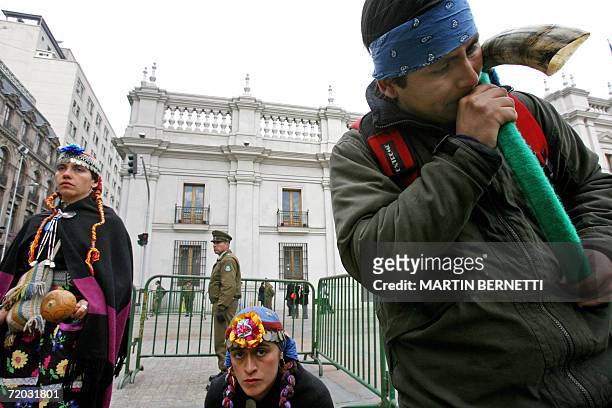 Indigenas Mapuches protestan frente al Palacio de la Moneda en Santiago, el 31 de agosto de 2006. Organizaciones de Mapuches protestaron contra la...
