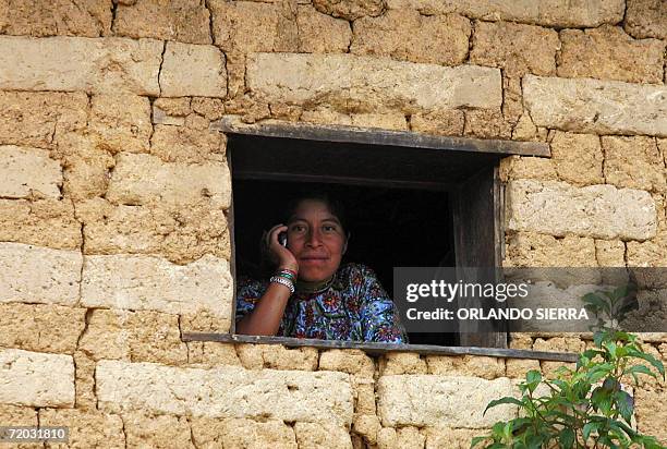 Una mujer indigena habla por telefono celular, mientras unos 1.000 hombres entre soldados y agentes de la Policia Nacional Civil participan en la...