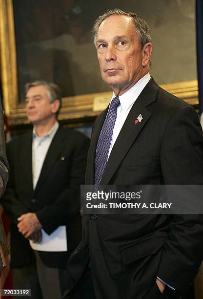 New York, UNITED STATES: New York Ciy Mayor Michael Bloomberg and actor and Tribeca Film Festival co-founder Robert De Niro attend a news conference...