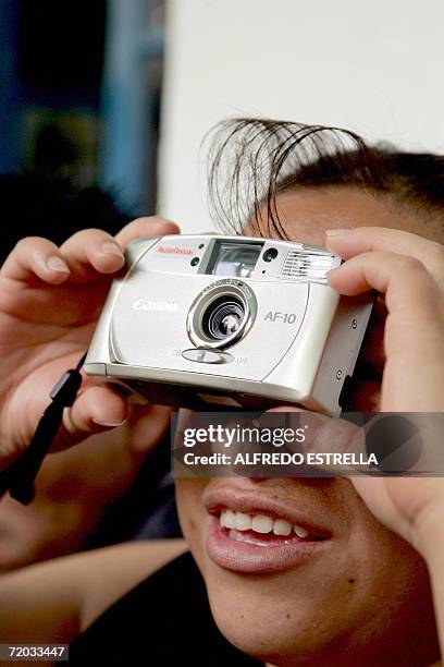 Alejandra Rivera una joven ciega de nacimiento, de 33 anos, toma una fotografia durante una entrevista con la AFP en la fundacion de ayuda para...