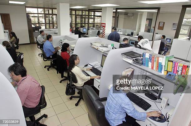 Desarrolladores de programas de software trabajan el 28 de setiembre de 2006 en la empresa Tecapro, ubicada al este de San Jose y una de las firmas...