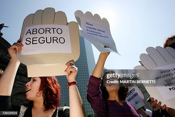 Mujeres pertenecientes a movimientos femeninos sostienen carteles a favor del aborto, frente a la catedral de la ciudad de Santiago, 28 de septiembre...