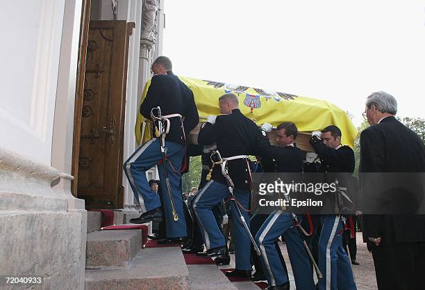 Soldiers of honour carry the coffin of Empress Maria Fyodorovna at the St. Peter and Paul's Cathedral on September 26, 2006 in St Petersburg, Russia....