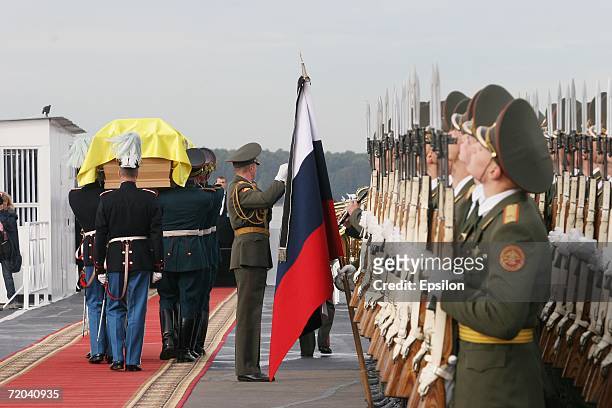 Soldiers of honour carry the coffin of Empress Maria Fyodorovna at the St. Peter and Paul's Cathedral on September 26, 2006 in St Petersburg, Russia....
