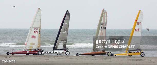 Le Touquet-Paris-Plage, FRANCE: Sandyachting pilots compete during the Sandyachting world championship, 29 September 2006 in Le Touquet, northern...
