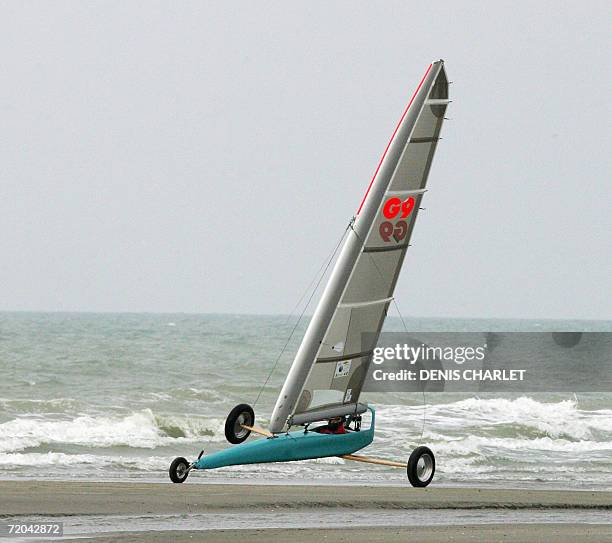 Le Touquet-Paris-Plage, FRANCE: A picture 29 September 2006 in Le Touquet, northern France, shows sandyachting pilots competing during the...