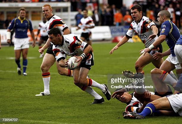 Michael Withers of Bradford scores his first try during the Engage Super League match between Bradford Bulls and Warrington Wolves at Odsal Stadium...