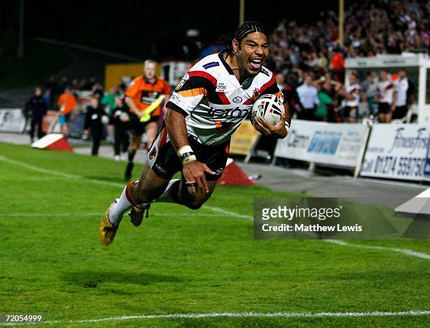 Lesley Vainikolo of Bradford scores a try during the Engage Super League match between Bradford Bulls and Warrington Wolves at Odsal Stadium on...