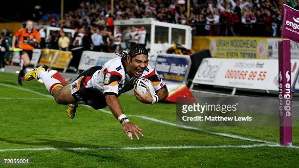 Lesley Vainikolo of Bradford scores a try during the Engage Super League match between Bradford Bulls and Warrington Wolves at Odsal Stadium on...