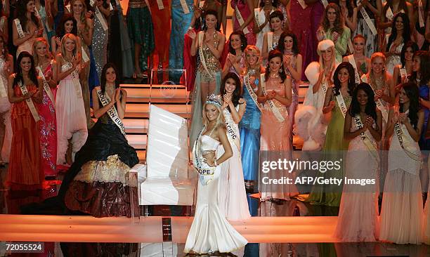 Miss World 2006 Tatana Kucharova of Czech Republic poses at the Miss World final 2006 at Warsaw's Palace of Culture 30 September 2006 in Wasaw,...