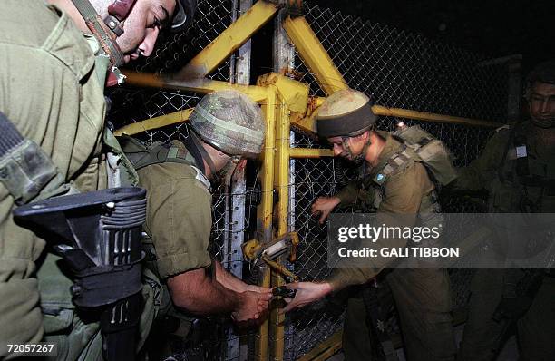 Israeli Padlocks 215 Zarit Stock Photos, High-Res Pictures, and Images - Getty Images