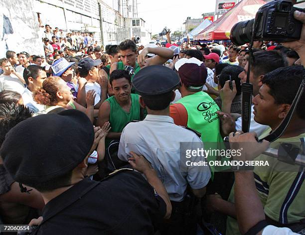 Mazatenango, GUATEMALA: El hondureno Danilo Turcios, volante de Comunicaciones es custodiado por agentes de la Policia Nacional Civil mientras...