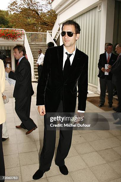 Clive Owen attends the Prix de l'Arc de Triomphe at the Hippodrome de Longchamp on October 1, 2006 in Paris, France.