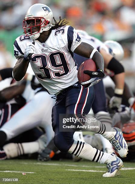 Laurence Maroney of the New England Patriots runs with the ball against the Cincinnati Bengals October 1, 2006 at Paul Brown Stadium in Cincinnati,...