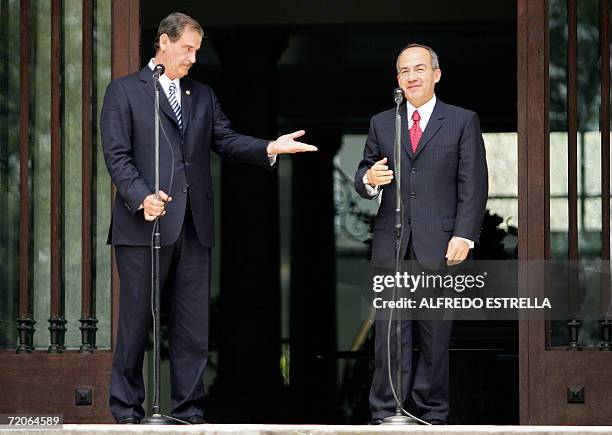 Mexican President Vicente Fox and newly elected President Felipe Calderon, address the press at Los Pinos residence in Mexico City 06 September 2006....
