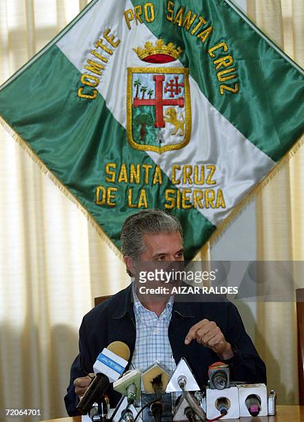 Herman Antelo, presidente del Comite Civico de Santa Cruz, responde preguntas durante una conferencia de prensa el 07 de setiembre de 2006, en la...