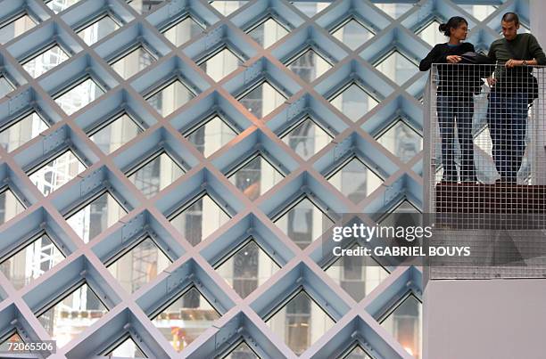 Seattle, UNITED STATES: A couple stand on a balcony of the main hall at the new Seattle Public Library 30 September 2006 in Seattle, Washington. The...