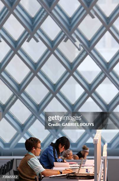 Seattle, UNITED STATES: People study in the main hall at the new Seattle Public Library 30 September 2006 in Seattle, Washington. The unorthodox...