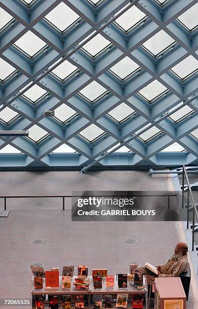 Seattle, UNITED STATES: A man reads a book in the main hall at the new Seattle Public Library 30 September 2006 in Seattle, Washington. The...