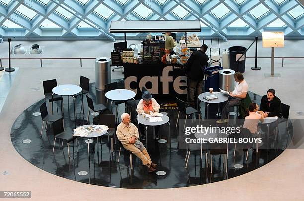Seattle, UNITED STATES: People take a break at the coffee shop in the main hallSeattle Public Library 30 September 2006 in Seattle, Washington. The...