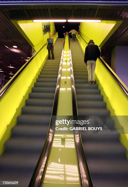 Seattle, UNITED STATES: People use the escalator at the new Seattle Public Library 30 September 2006 in Seattle, Washington. The unorthodox shape,...