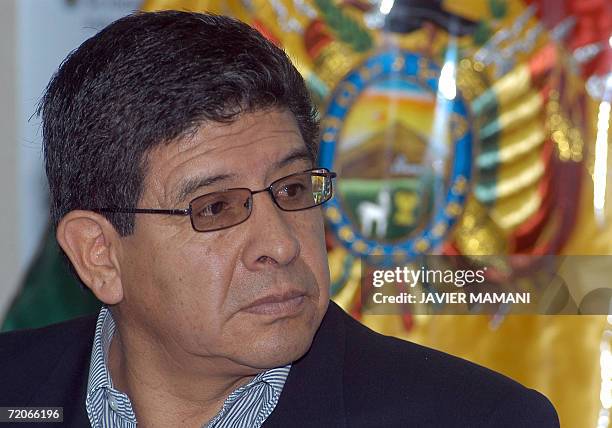 El nuevo ministro de Hidrocarburos de Bolivia, Carlos Villegas, escucha preguntas de la prensa cuando asume la cartera el 18 de setiembre de 2006 en...