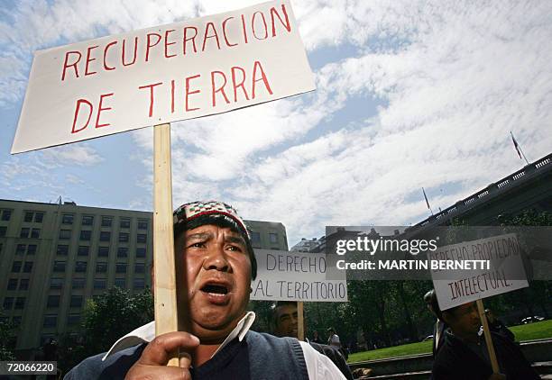 Indigenas Mapuches participan de una protesta contra el gobierno de Michelle Bachelet frente al palacio La Moneda en Santiago, el 20 de septiembre de...