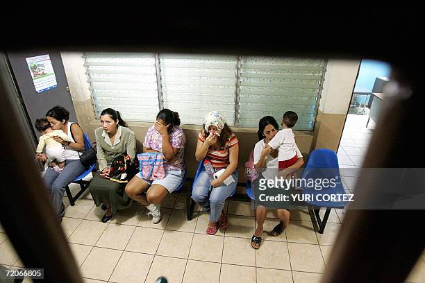 San Salvador, EL SALVADOR: ACOMPANA NOTA - Un grupo de personas permanecen en una sala de espera de una clinica del programa de salud FOSALUD en el...