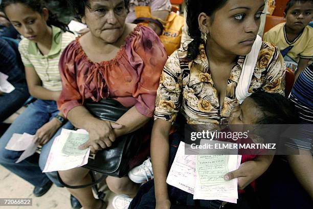 Tegucigalpa, HONDURAS: ACOMPANA NOTA - Pacientes con sus recetas en mano hacen fila para reclamar medicinas en la farmacia del Hospital Escuela, en...