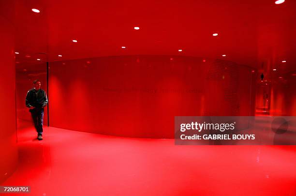 Seattle, UNITED STATES: The red corridor at the new Seattle Public Library is pictured 30 September 2006 in Seattle, Washington. The building's...