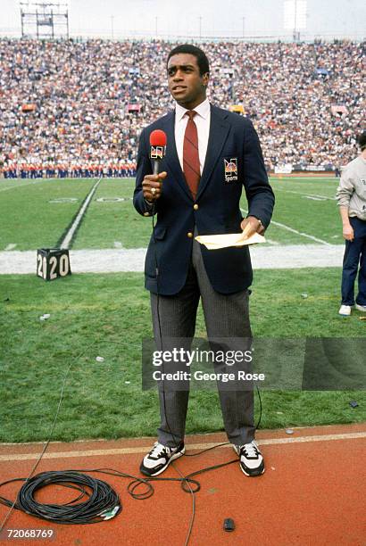 Ahmad Rashad Microphone 1986 Photos and Premium High Res Pictures - Getty Images