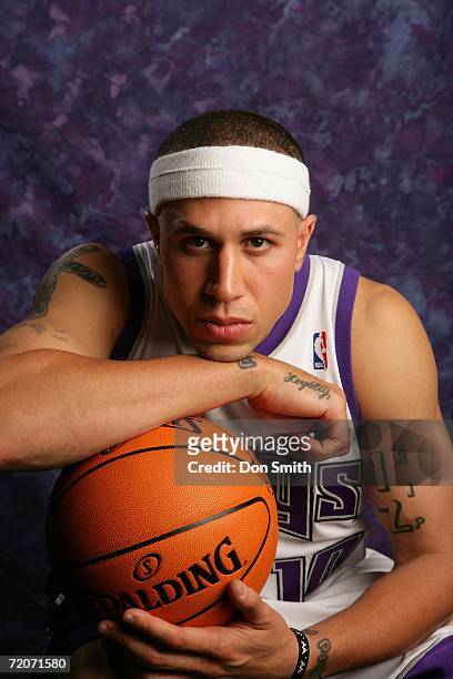 Mike Bibby of the Sacramento Kings gets ready for the new season during media day on October 2, 2006 at the Practice Facility in Sacramento,...