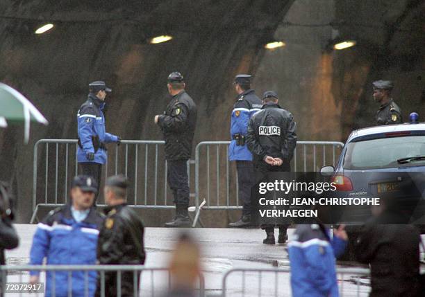 Montigny-les-Metz, FRANCE: Policemen stand, 03 October 2006 in Montigny-les-Metz, Eastern France, near railroad tracks where two children were found...